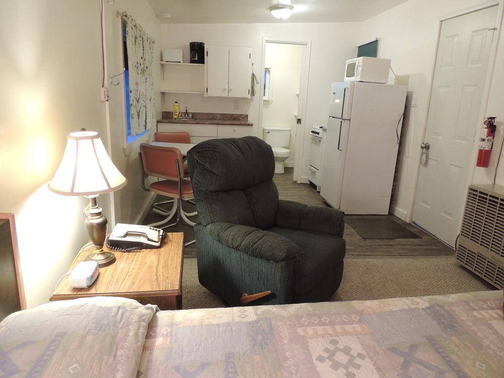 100 Mile Motel & Rv Park 100 Mile House ภายนอก รูปภาพ