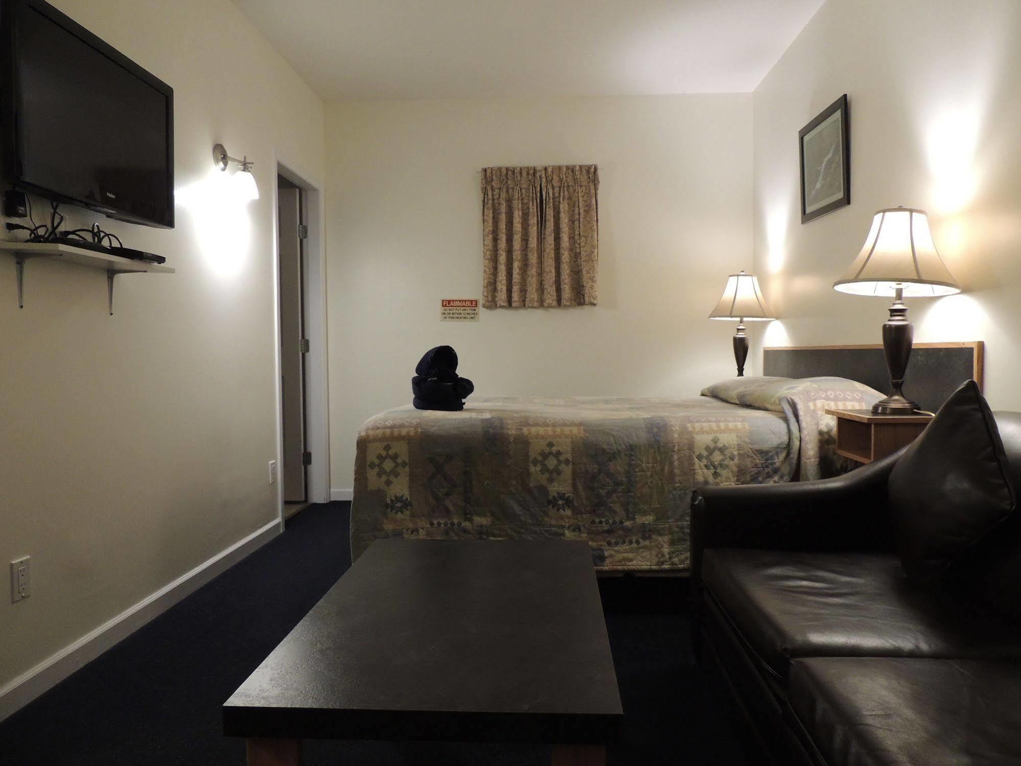 100 Mile Motel & Rv Park 100 Mile House ภายนอก รูปภาพ