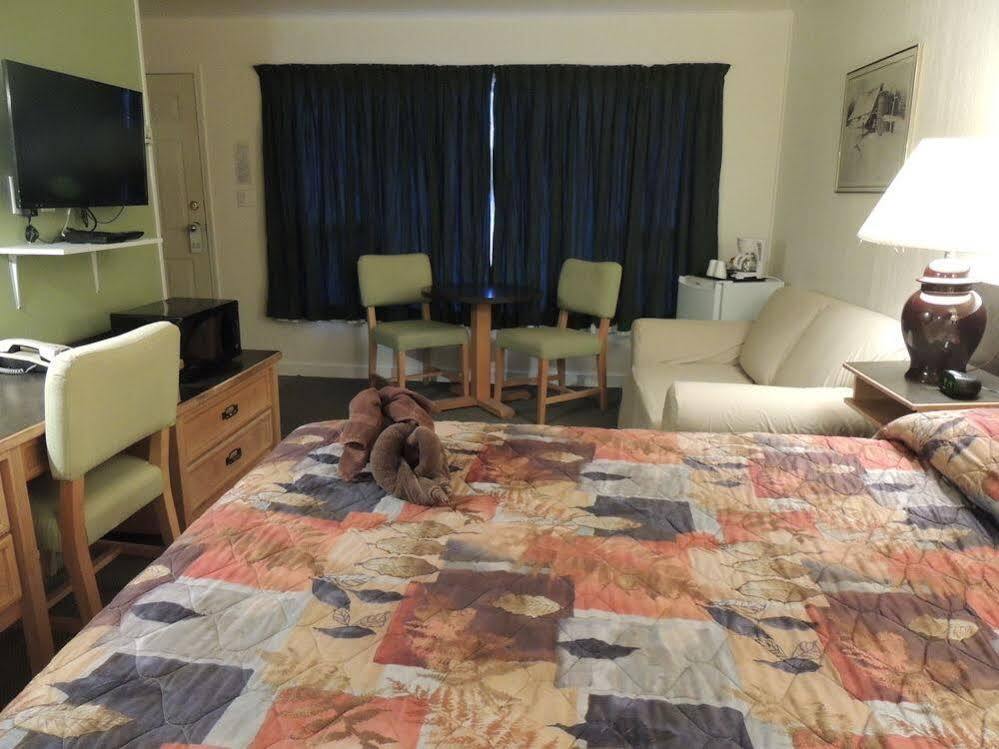 100 Mile Motel & Rv Park 100 Mile House ภายนอก รูปภาพ
